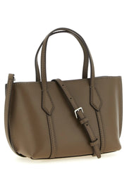 Perfil lateral del bolso tote marrón de cuero de Tory Burch que muestra la profundidad delgada y la costura refinada del borde.