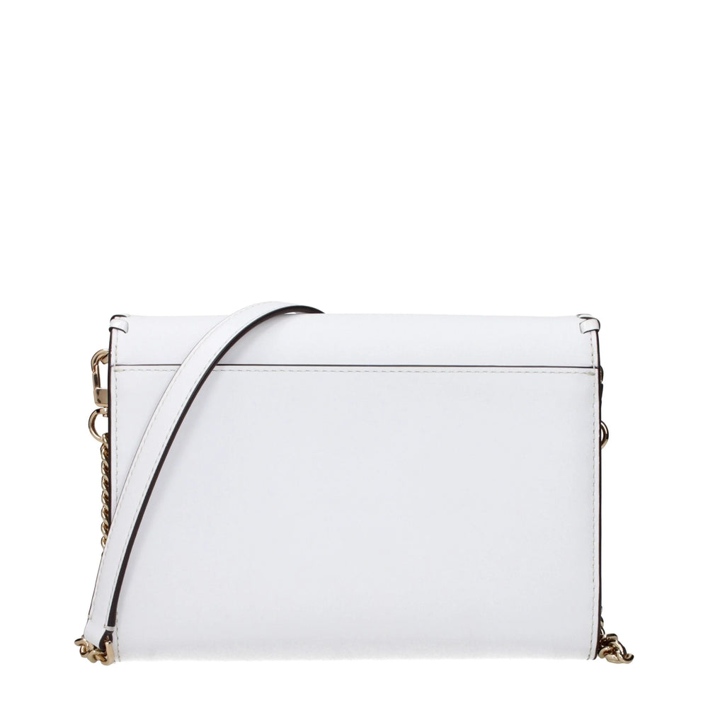Close-up da clutch Tory Burch, destacando a textura de couro de cascalho branco premium e os detalhes em dourado.