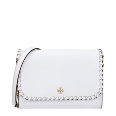 Vista frontal de uma clutch de couro branca Tory Burch com o icónico emblema do logótipo em dourado e silhueta estruturada.