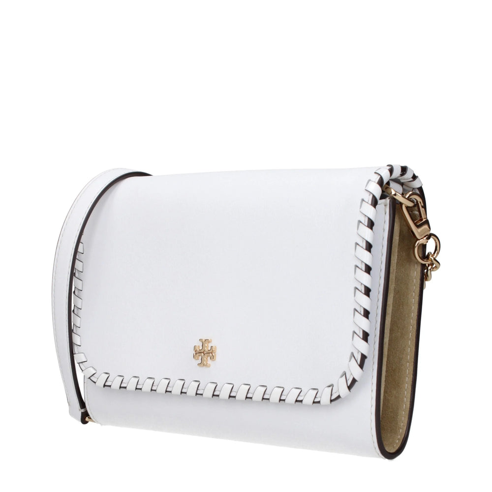 Perfil lateral da clutch de couro branca Tory Burch, mostrando o seu design fino e elegante e a costura refinada das bordas.