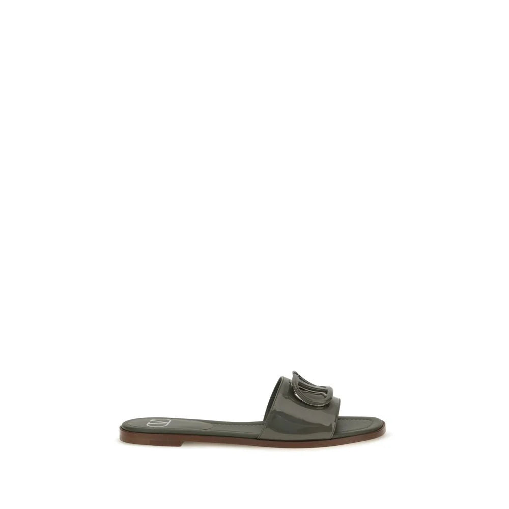 Valentino Garavani bicolor kalveskinnflipsflopper i svart og hvitt med signert VLogo-hardware, forfra.