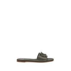 Valentino Garavani bicolor kalveskinnflipsflopper i svart og hvitt med signert VLogo-hardware, forfra.