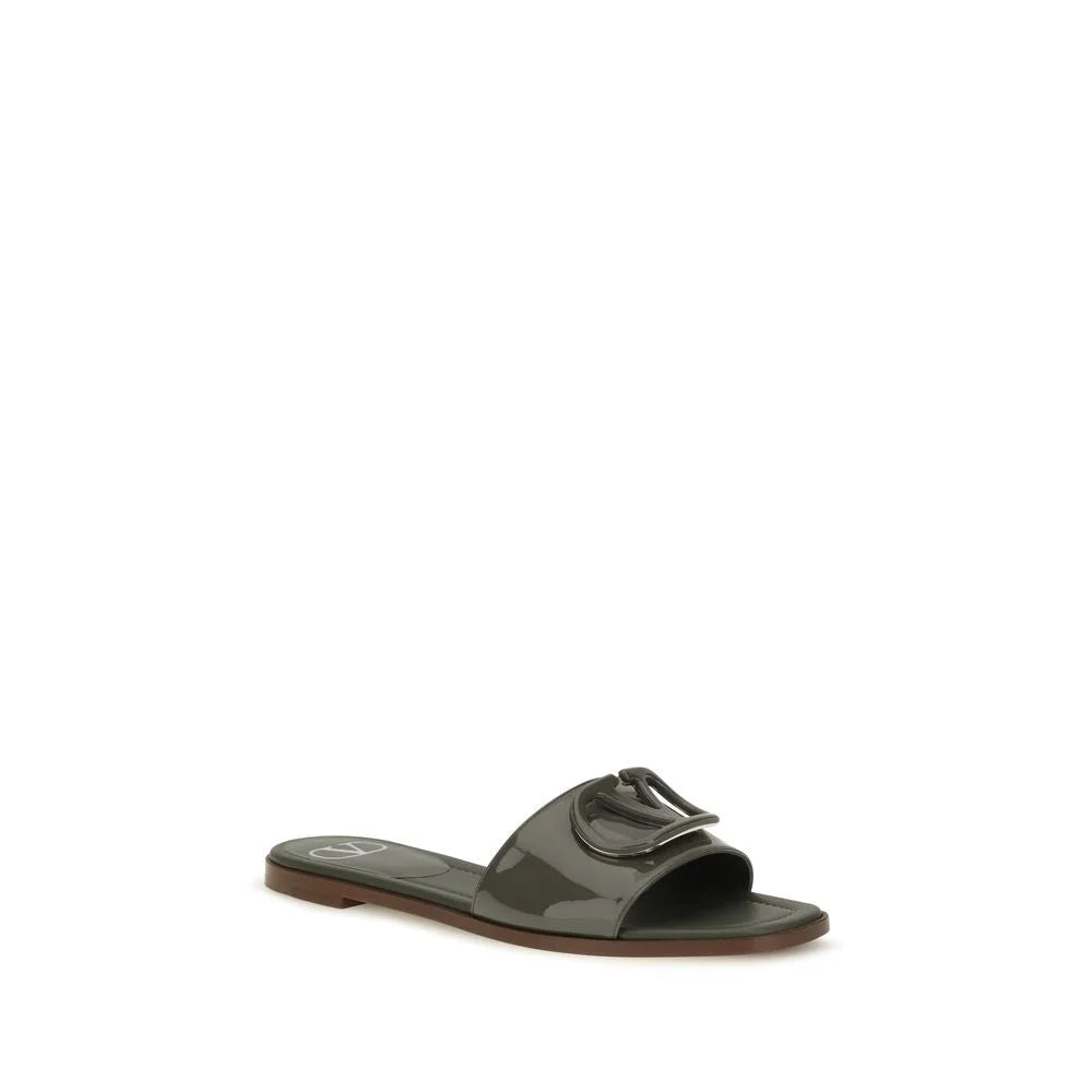 Sideprofil av Valentino Garavani Bos Taurus-flats i skinn med et minimalistisk bicolor-stroppedesign og slank såle.