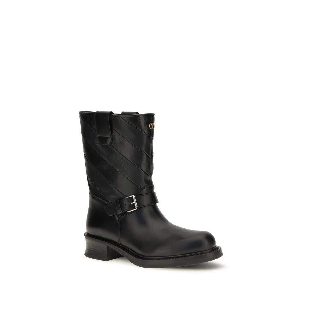 Seitenansicht der Valentino Garavani Bos Taurus Stiefel aus hochwertigem schwarzem Leder mit einer raffinierten Silhouette und einem seitlichen Reißverschluss.