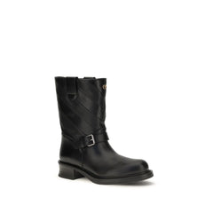 Seitenansicht der Valentino Garavani Bos Taurus Stiefel aus hochwertigem schwarzem Leder mit einer raffinierten Silhouette und einem seitlichen Reißverschluss.