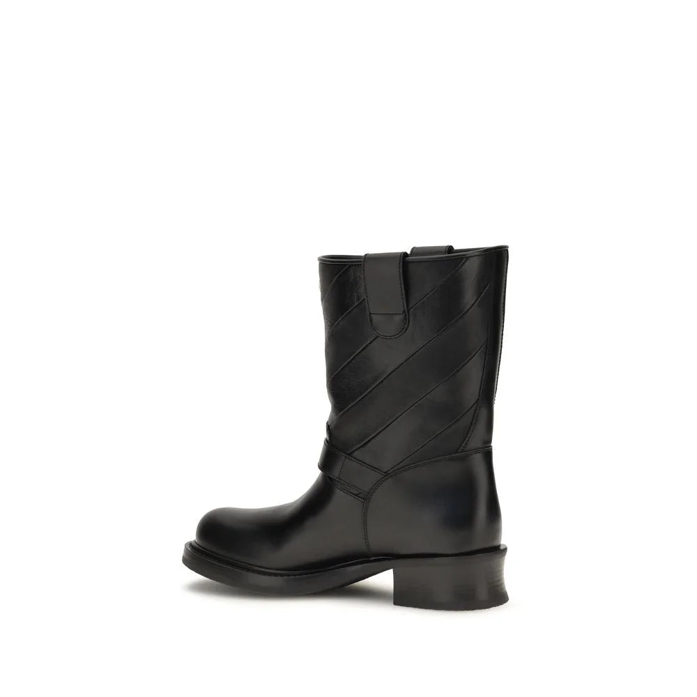 Rückansicht der Valentino Garavani Ankelstiefel, die die präzise Steppung und den eleganten Lederabsatz zeigen.