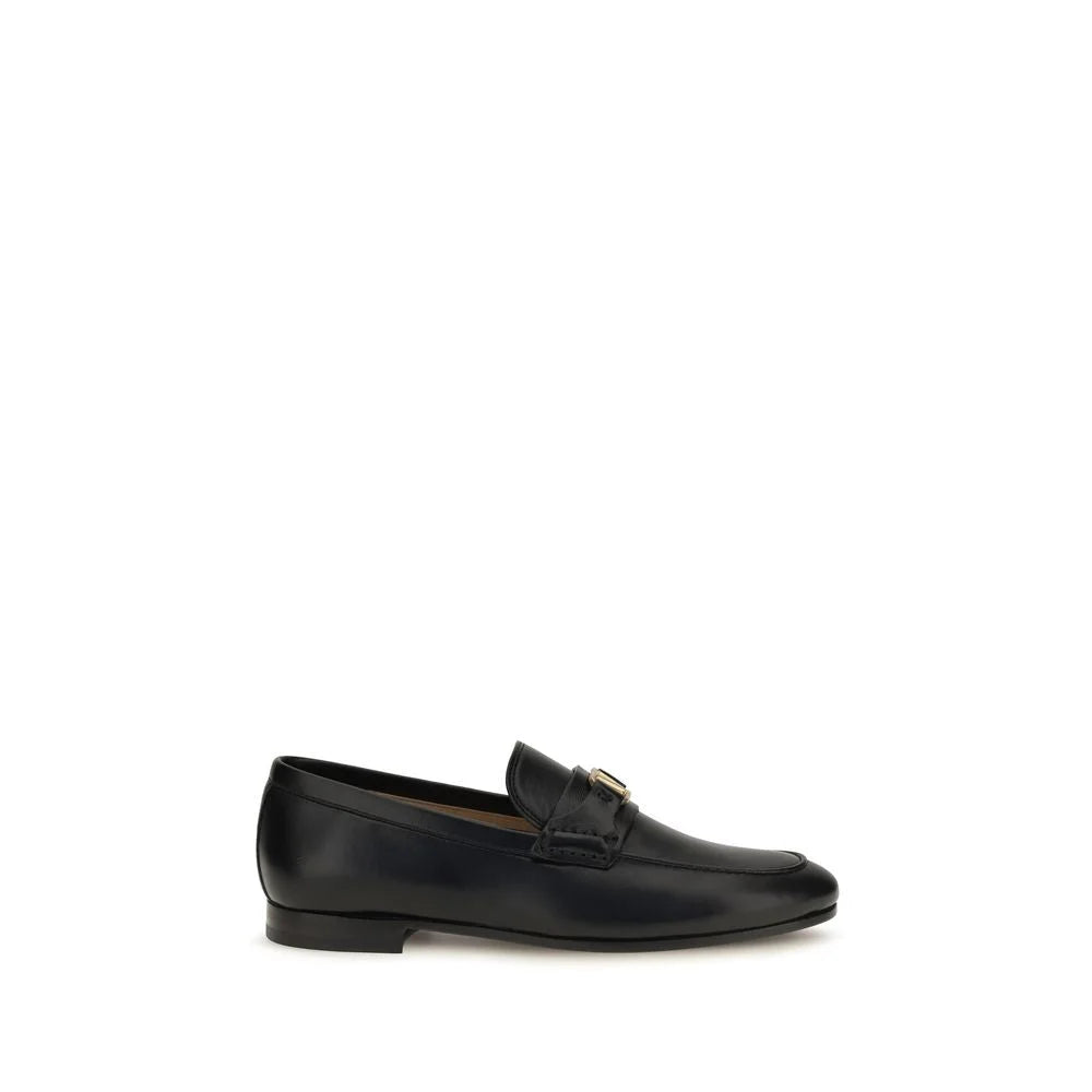 Mocassins Valentino Garavani Bos Taurus en cuir de veau noir, bout almondé épuré et silhouette minimaliste.