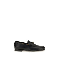 Mocassins Valentino Garavani Bos Taurus en cuir de veau noir, bout almondé épuré et silhouette minimaliste.