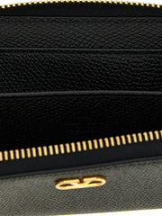 Close-up van het gladde zwarte rundleer en het gouden VLogo embleem op een Valentino Garavani luxe kaarthouder.
