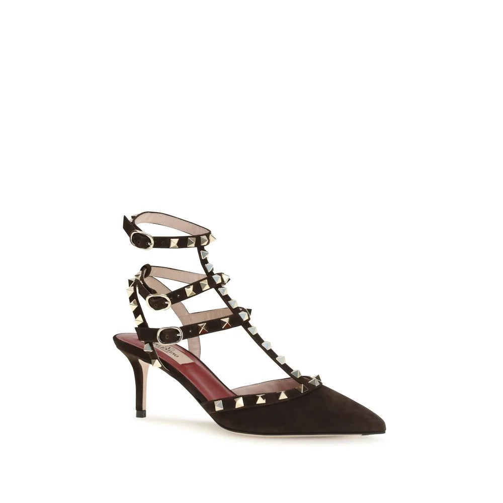 Sideprofil av Valentino Garavani semskede pumper i sjokoladebrunt med slank stiletthel og elegante kurver.