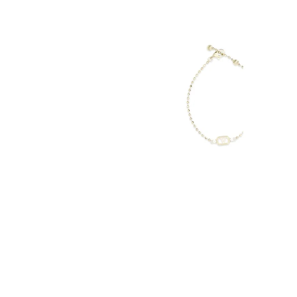 Tæt detalje af Valentino Garavani VLogo-armbåndet i guld, der fremhæver den glatte tekstur og det luksuriøse hardware.