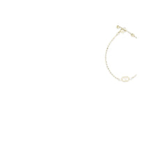 Tæt detalje af Valentino Garavani VLogo-armbåndet i guld, der fremhæver den glatte tekstur og det luksuriøse hardware.