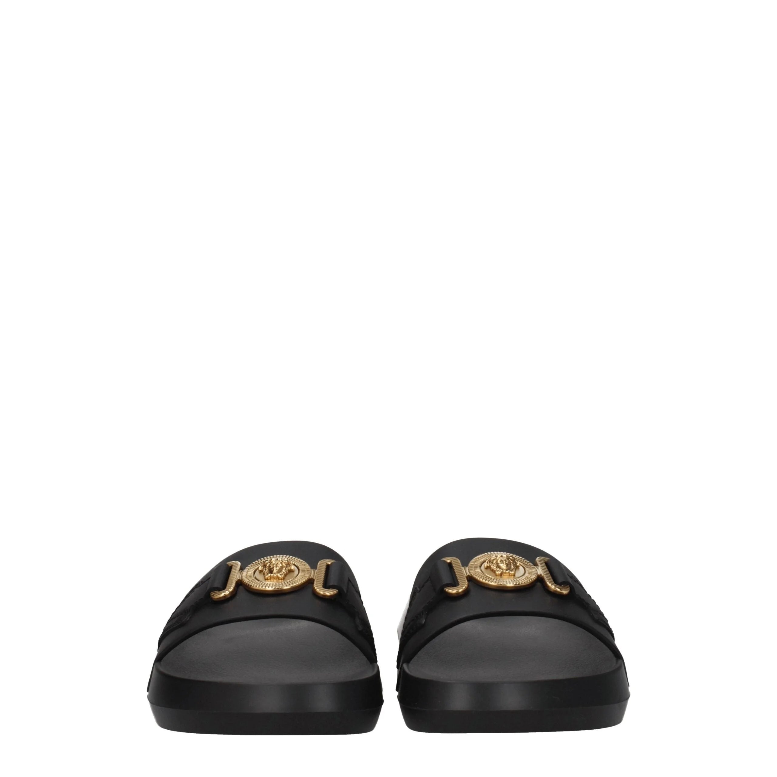 Vista trasera de las chanclas negras de Versace que resaltan la cama para los pies de cuero suave y el diseño estructurado.