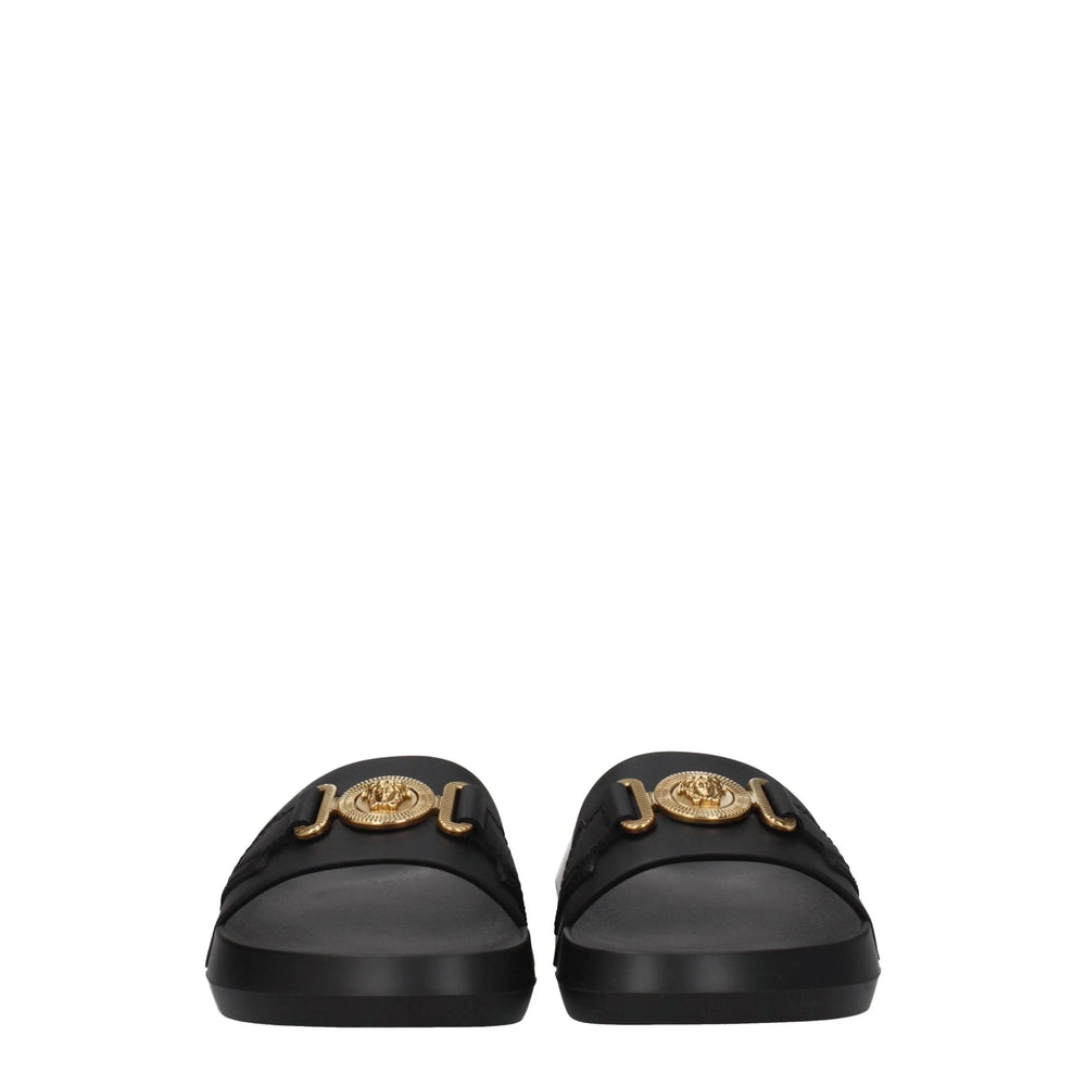 Vista trasera de las chanclas negras de Versace que resaltan la cama para los pies de cuero suave y el diseño estructurado.