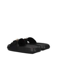 Detalle de cerca del grano de cuero negro flexible y la costura tonal precisa en las exclusivas sandalias de Versace.