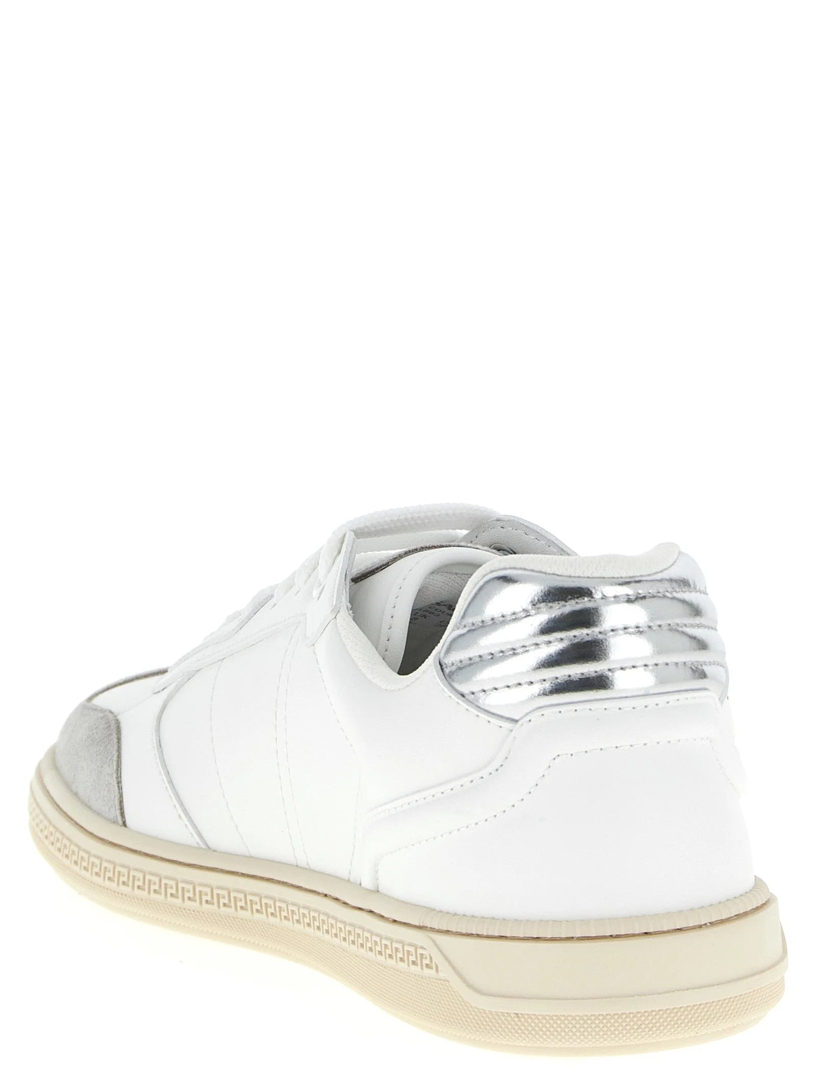 Bagfra visning af Versace lavtop sneakers, der fremhæver den strukturerede hælkappe og præcise italienske håndværk.