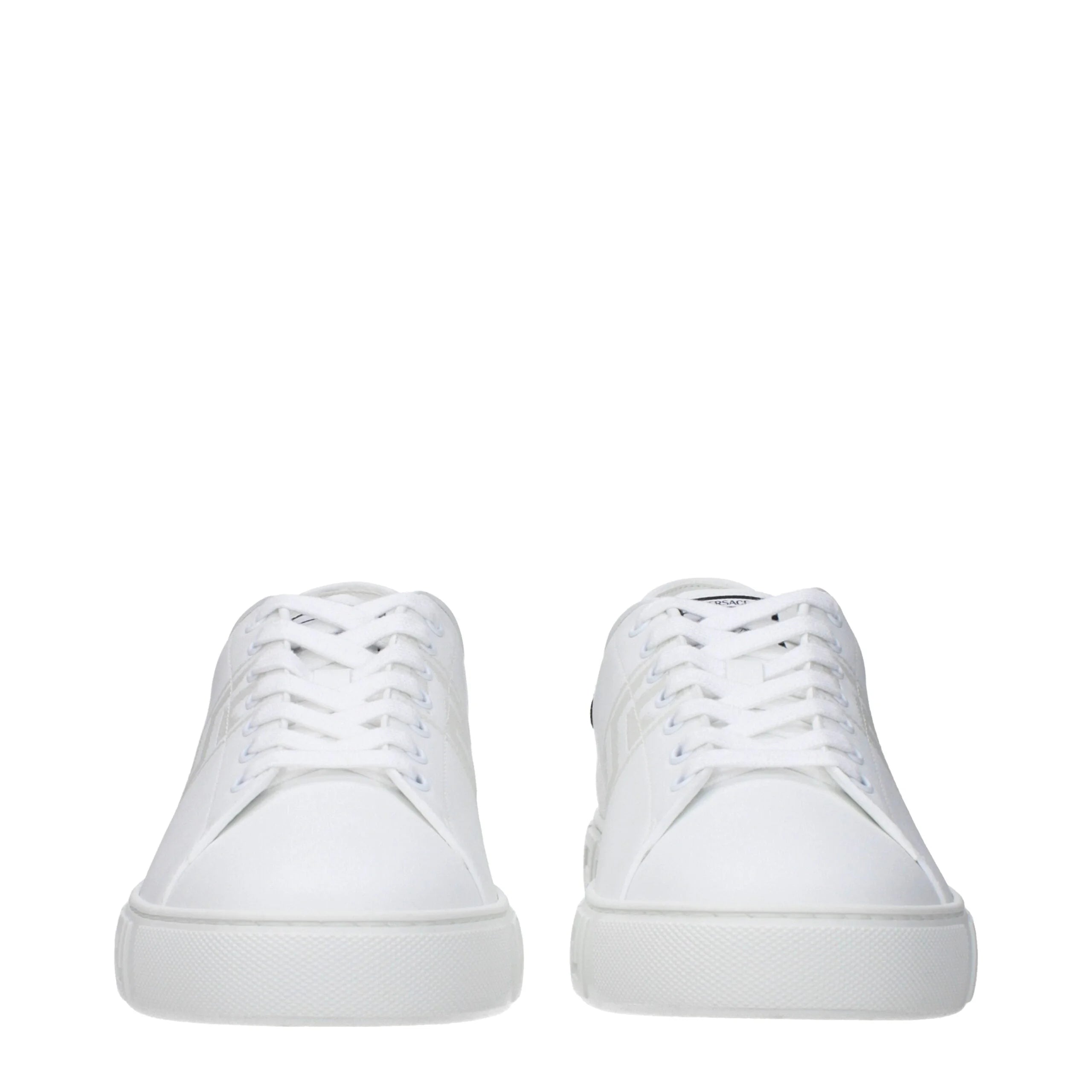 Bakifrån vy av Versaces låga sneakers, som framhäver den strukturerade hälkåpan och den förfinade lädret.