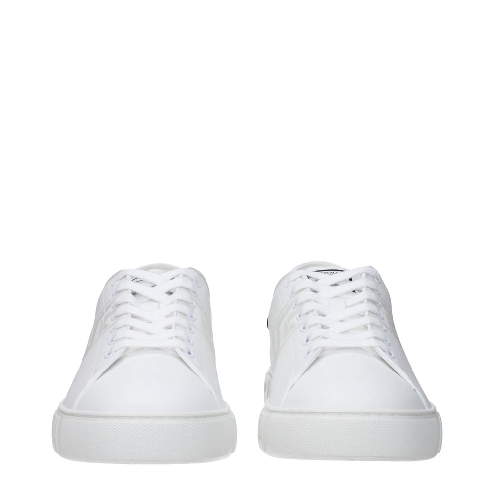 Bakifrån vy av Versaces låga sneakers, som framhäver den strukturerade hälkåpan och den förfinade lädret.