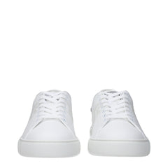 Bakifrån vy av Versaces låga sneakers, som framhäver den strukturerade hälkåpan och den förfinade lädret.