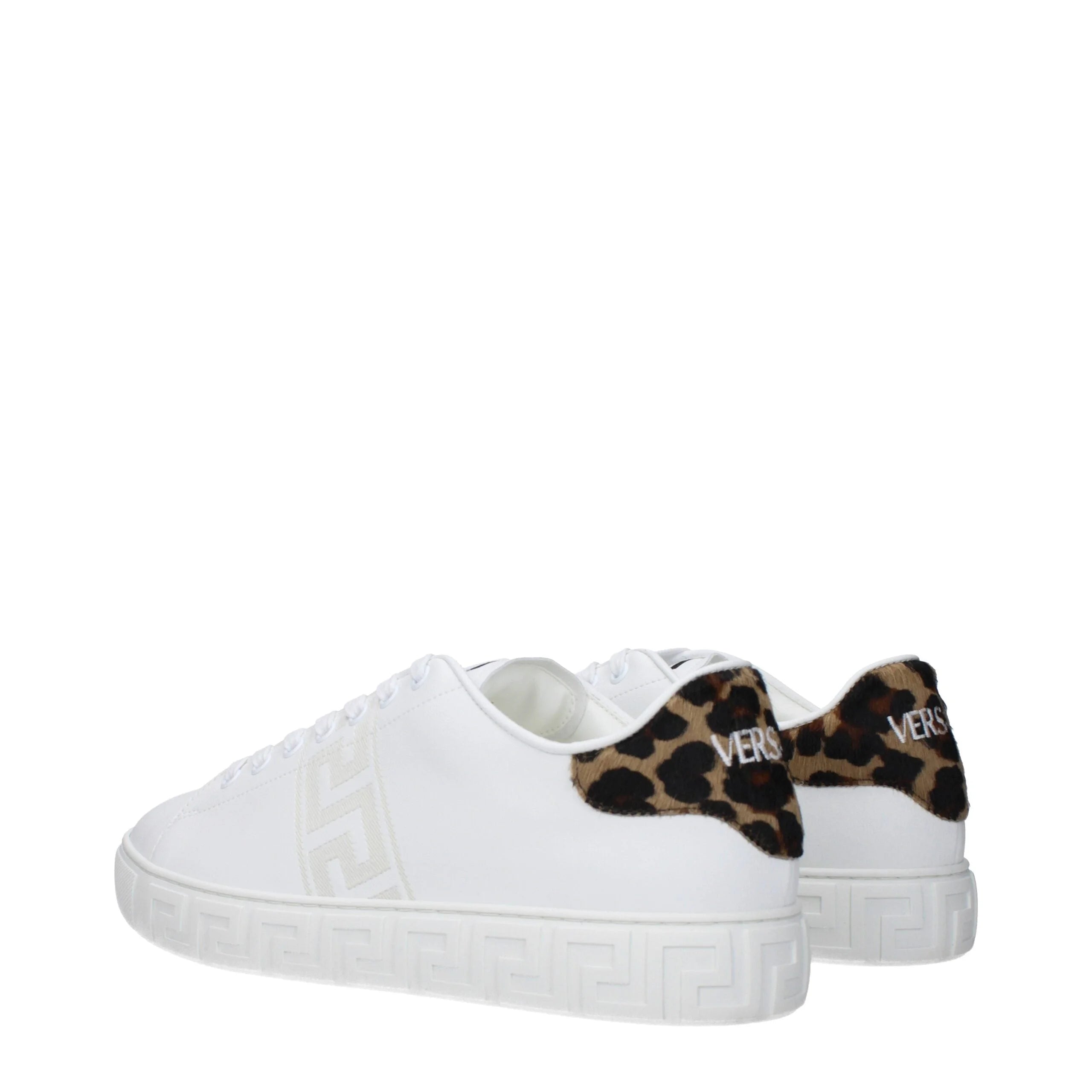 Närbild på det mjuka vita lädret och den precisa sömnaden på dessa Versace-sneakers i lyxutförande.