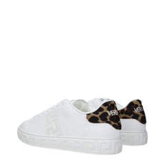 Närbild på det mjuka vita lädret och den precisa sömnaden på dessa Versace-sneakers i lyxutförande.