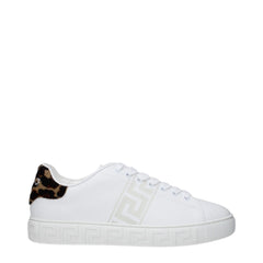 Versaces vita lädersneakers för män med låg skaft, med en ren minimalistisk siluett och tonala skosnören.