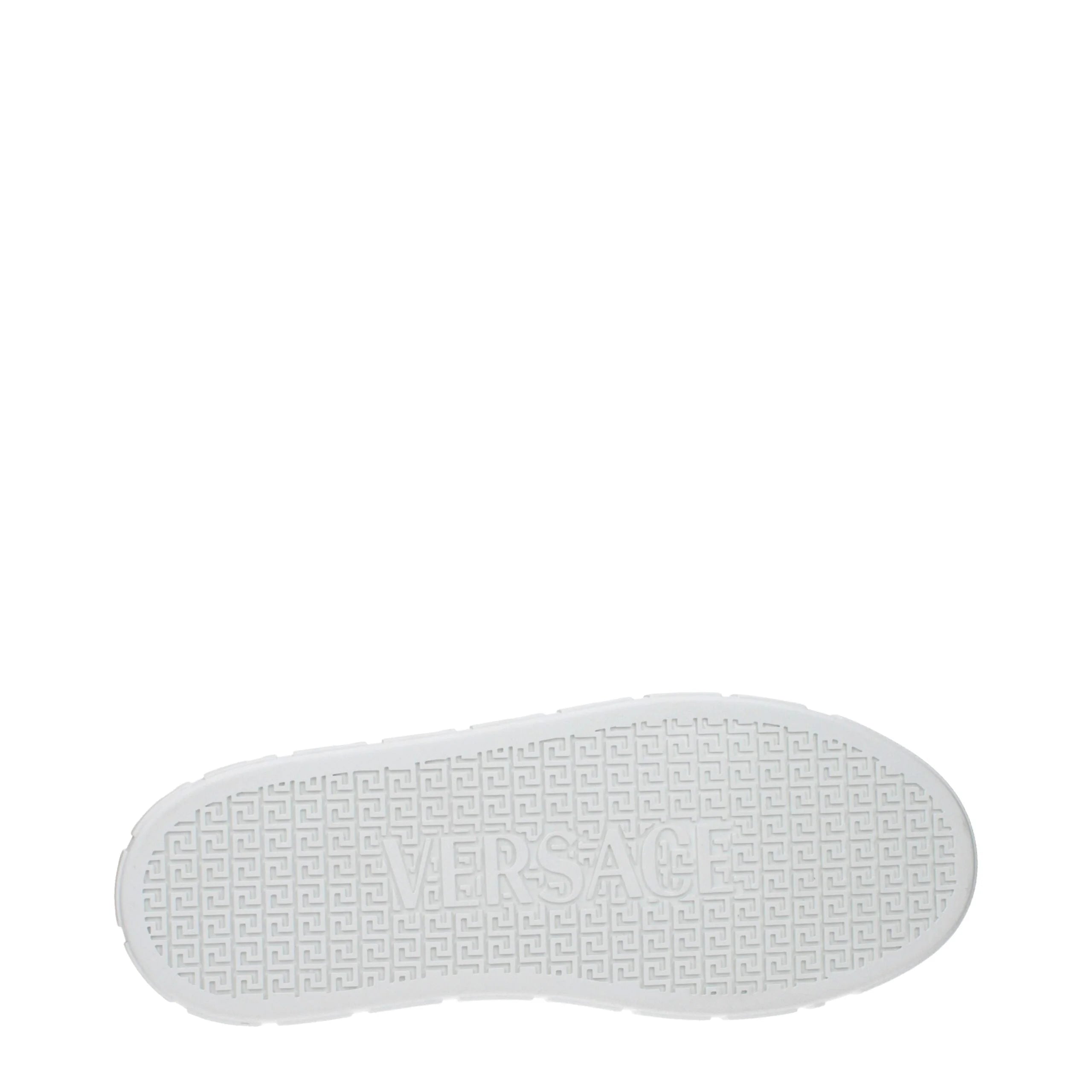 Vy ovanifrån av Versaces vita lädersneakers med låg skaft, som visar den vadderade innersulan och den eleganta mandelformade tån.