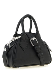 Seitenansicht der Vivienne Westwood schwarzen Designertasche, die ihre strukturierte Silhouette und das elegante Finish zeigt.