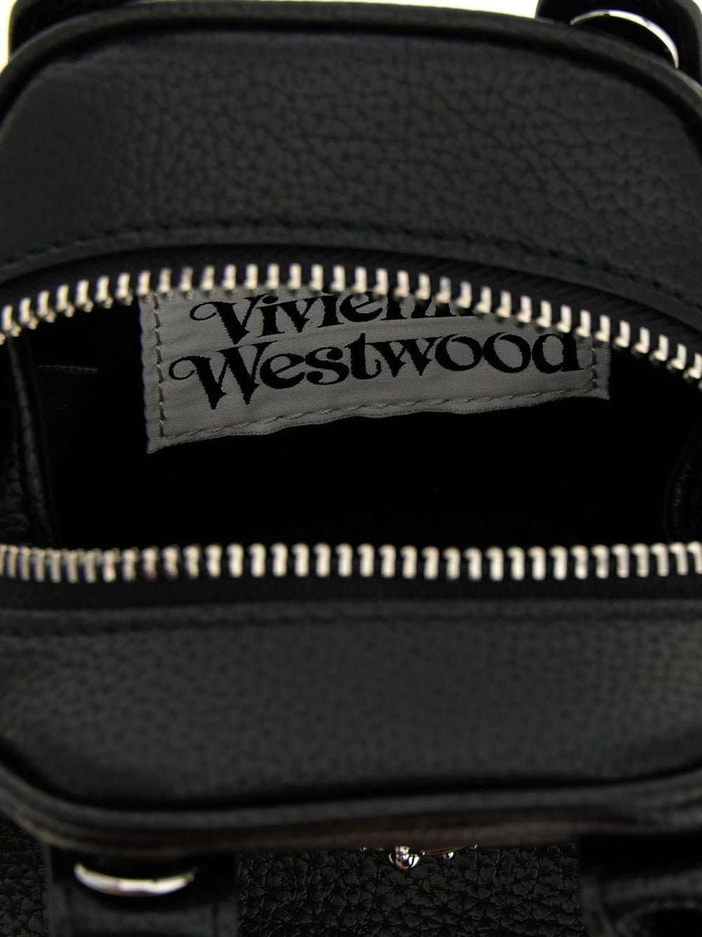 Detailaufnahme der Vivienne Westwood silberfarbenen Orb-Hardware auf dem strukturierten schwarzen Polyethylen-Material.