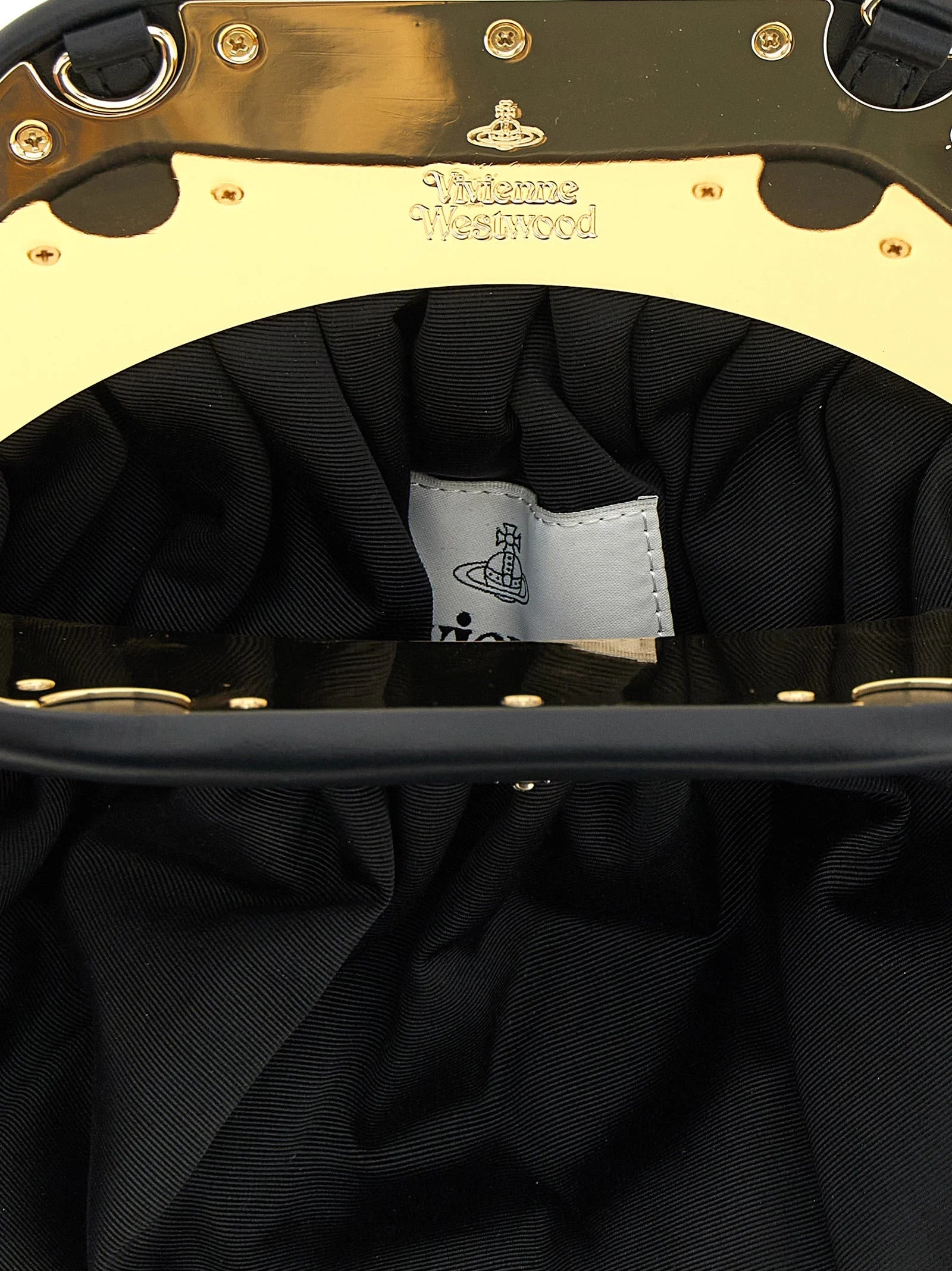 Detalle de cerca del icónico logotipo de órbita plateada de Vivienne Westwood en el material de viscosa negra de este bolso de lujo.