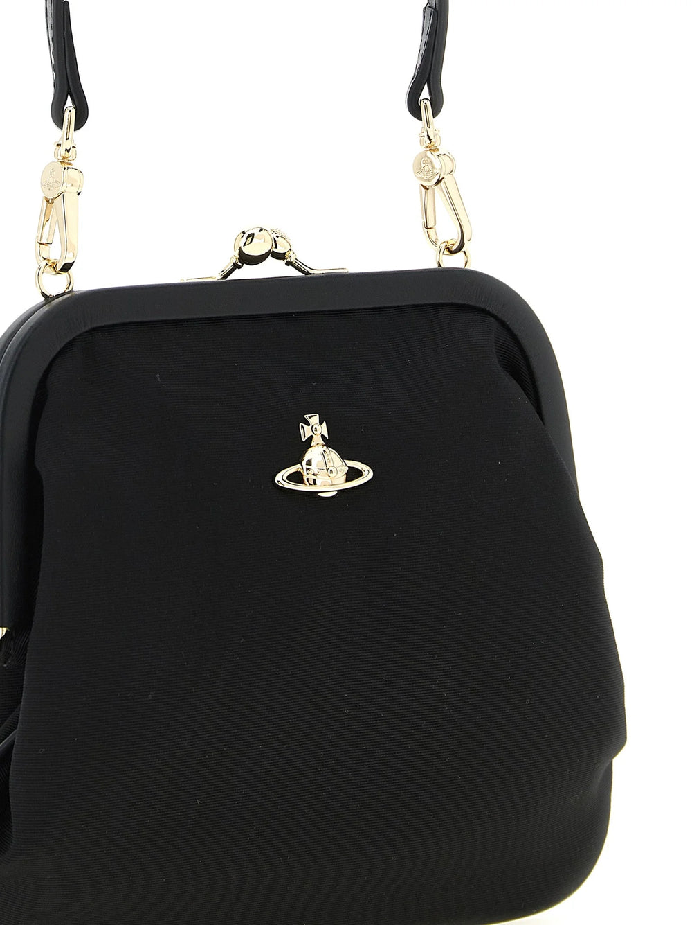 Vista trasera del elegante bolso de noche Vivienne Westwood en viscosa negra, destacando las líneas limpias y la parte trasera minimalista.