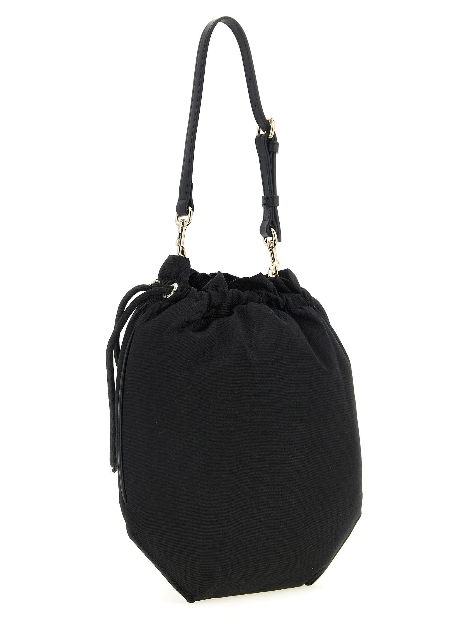 Seitenansicht der Vivienne Westwood schwarzen Handtasche, die ihre elegante Silhouette und die raffinierte Textilkonstruktion zeigt.