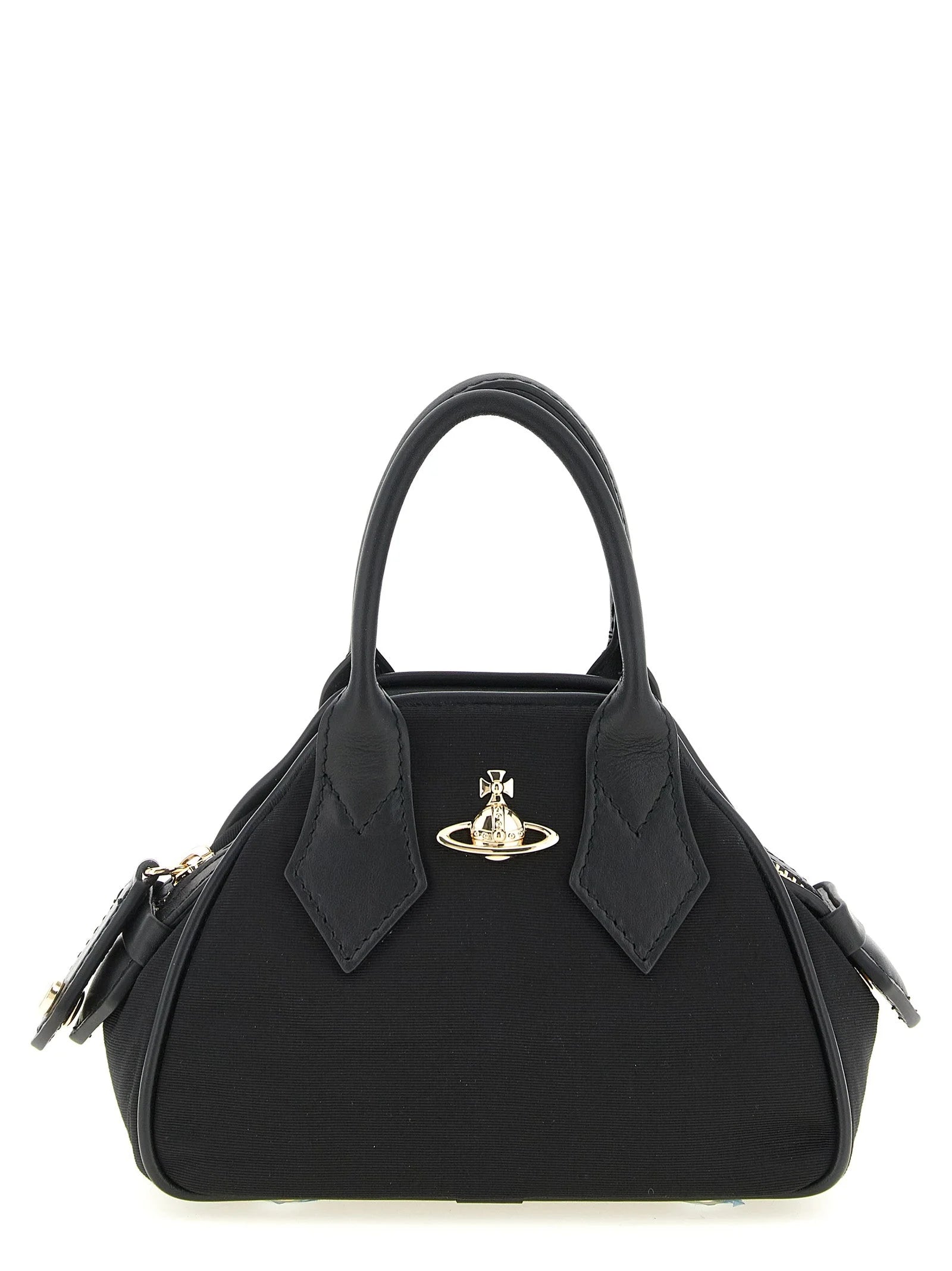 Framsida av en svart viskoshandväska från Vivienne Westwood med den ikoniska silverfärgade Orb-emblem och strukturerade handtag.